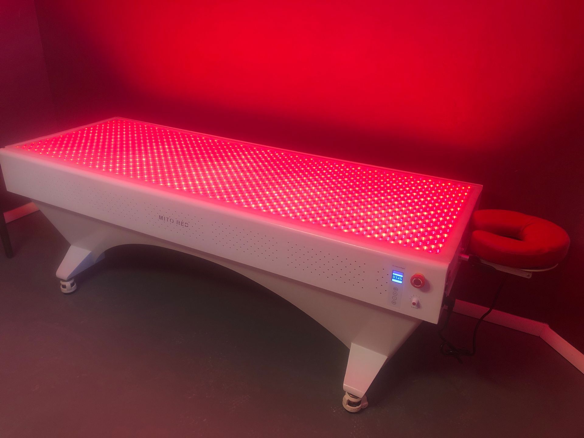 A table with red lights on it in a room.